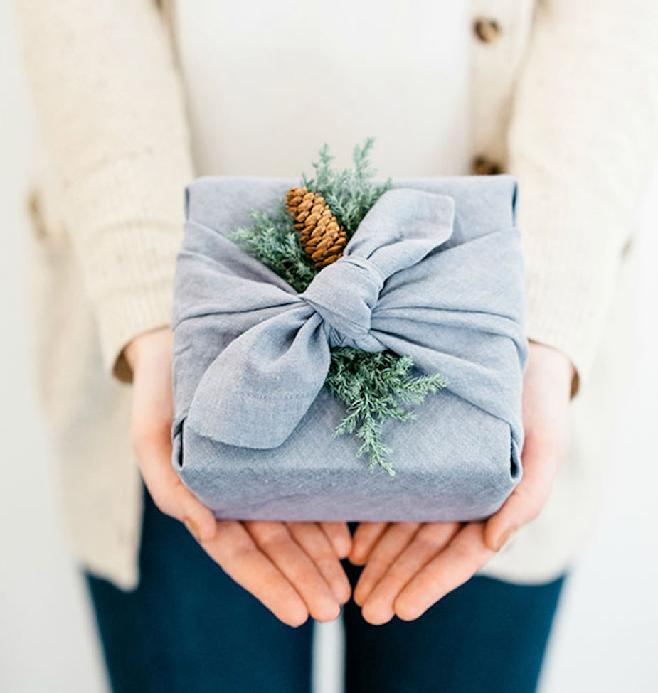 Cadeau emballé dans un tissu