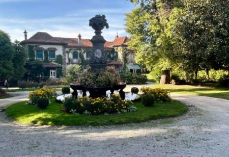 Jardins fleuris et maison principale de la Quinta da Aveleda à Penafiel