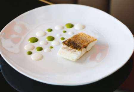 Filet de bar à la Bilbaína, création du chef Nacho Manzano au 1638 Restaurant