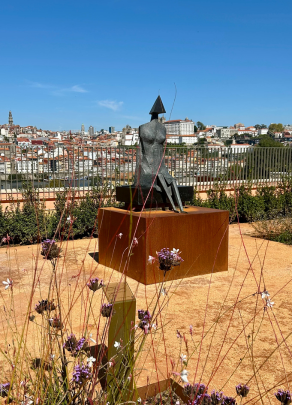 Sculpture contemporaine sur la terrasse du Tivoli Kopke Porto Gaia Hotel