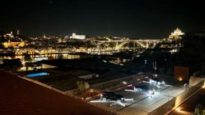 Vue de nuit sur Porto et le pont Dom-Luís I, avec DS N°4 au Tivoli Kopke